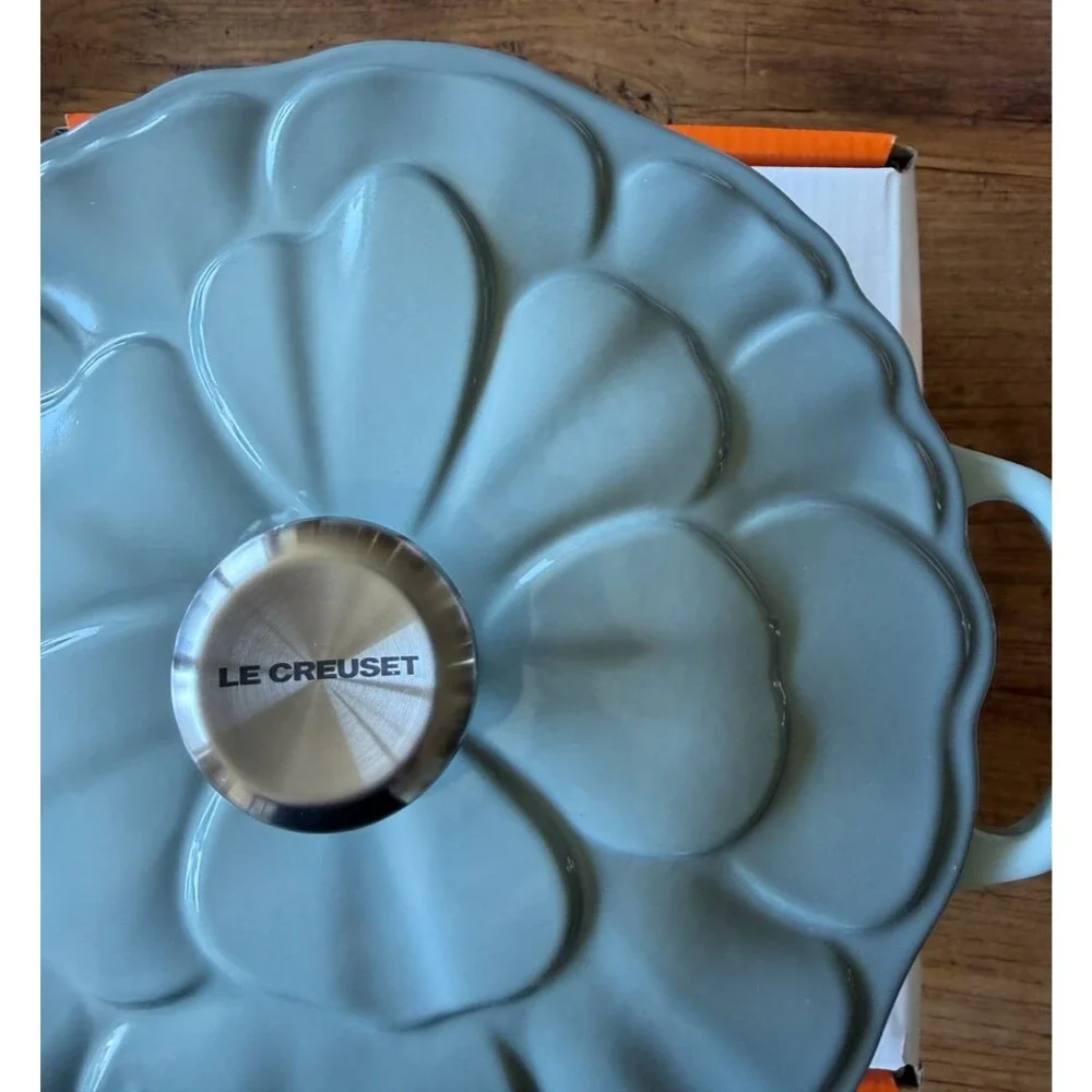 Le Creuset Enameled Cast Iron Round Petal Soup Pot 26 cm 4.5 qt Sea Salt NEW NIB